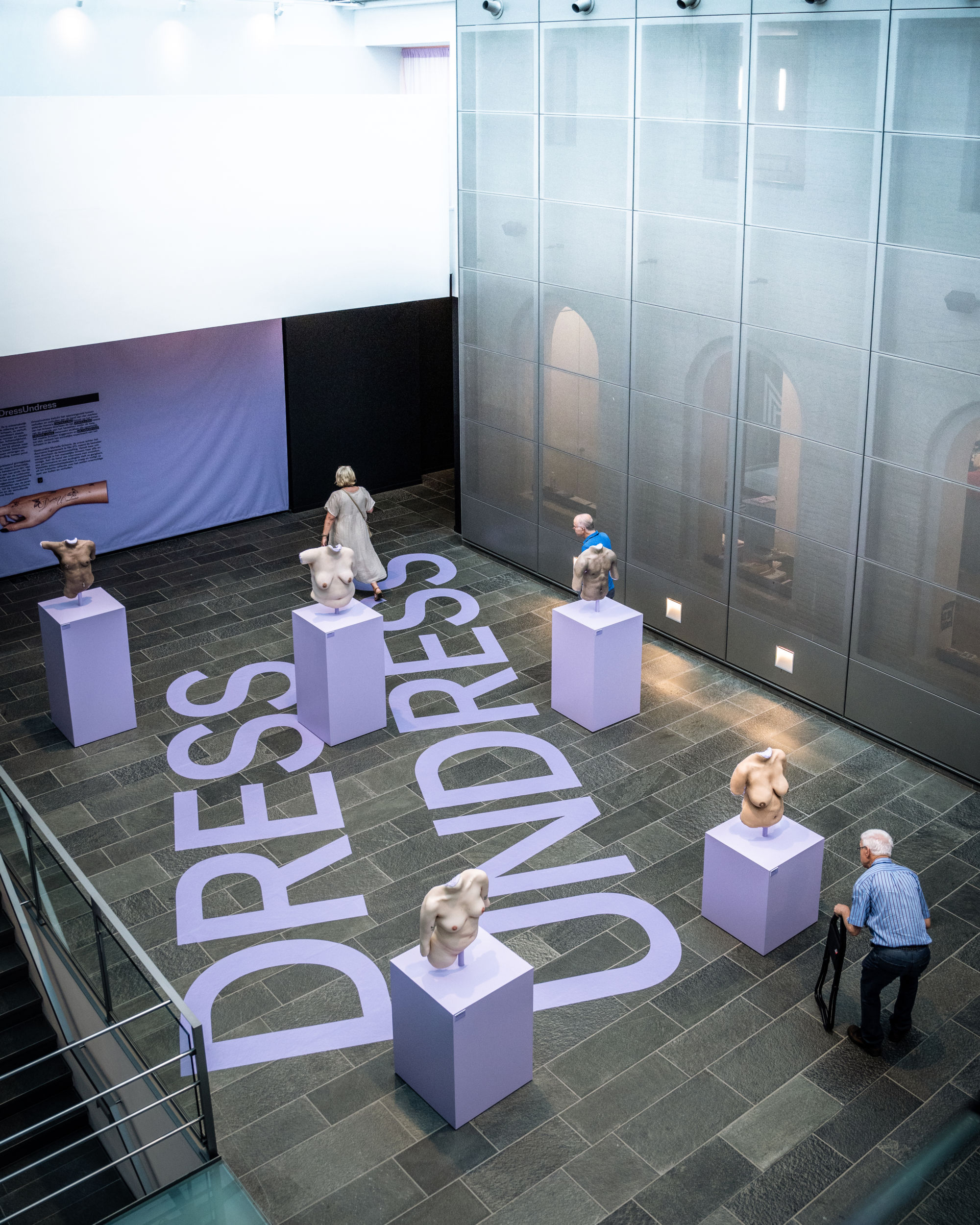 Nacktheit in der Mode ist Thema der aktuellen Sonderausstellung DressUndress, die bis zum 20.11.2022 im Modemuseum Hasselt ausgestellt wird