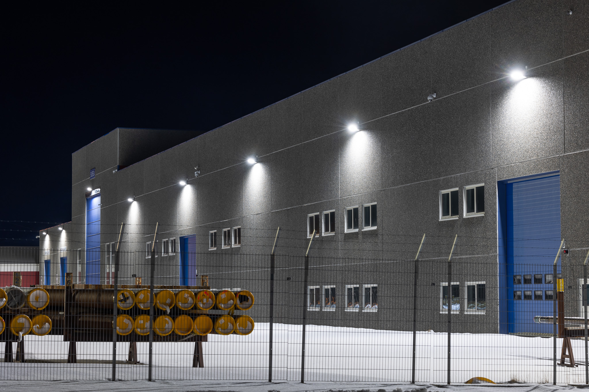 Floodlight-Performance-Leuchten rund um das Gebäude machen den Arbeitsbereich sicher und verbrauchen weniger Energie.
