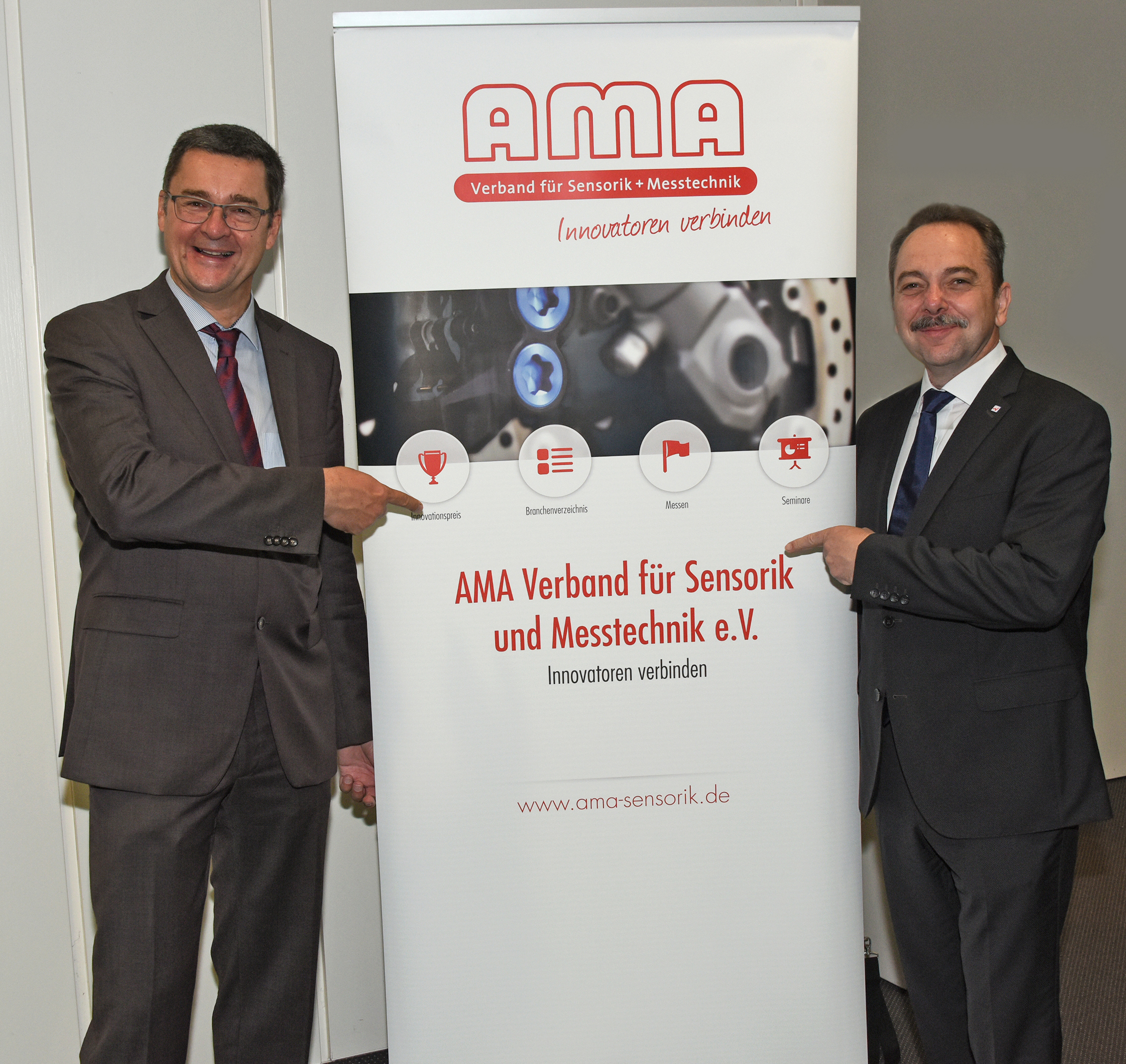 Prof. Dr. Andreas Schütze (Juryvorsitzender, links im Bild) zusammen mit dem Vorstandsvorsitzenden des AMA Verbandes Peter Krause