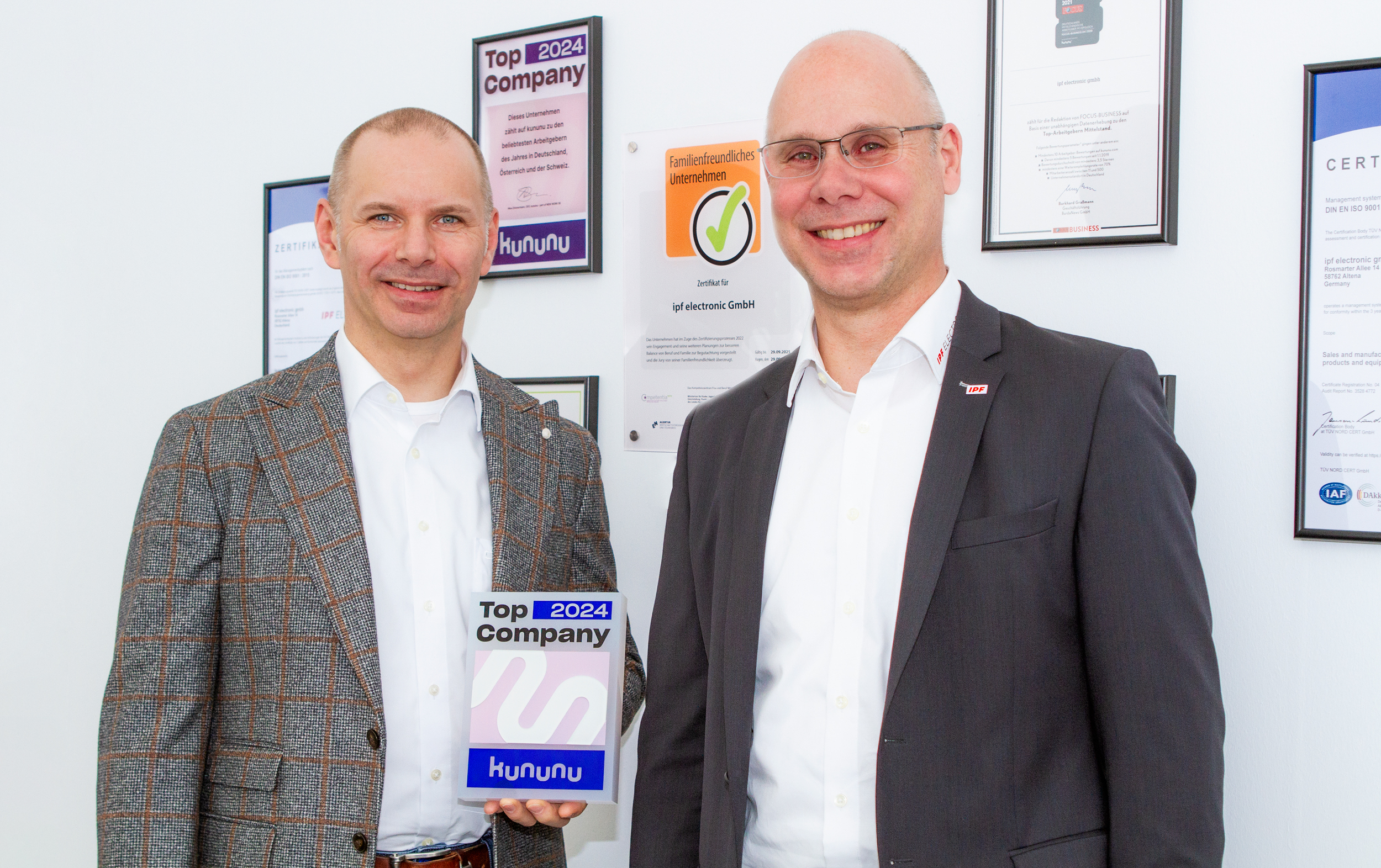 Die beiden Geschäftsführer Dirk Neuhaus (rechts) und Christian Fiebach freuen sich über die erneute Auszeichnung als „Top Company“.